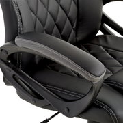 Nahaufnahme eines schwarzen Gaming-Stuhls mit gepolsterten Armlehnen und gestepptem Muster auf der Rückenlehne, seitliche Perspektive.