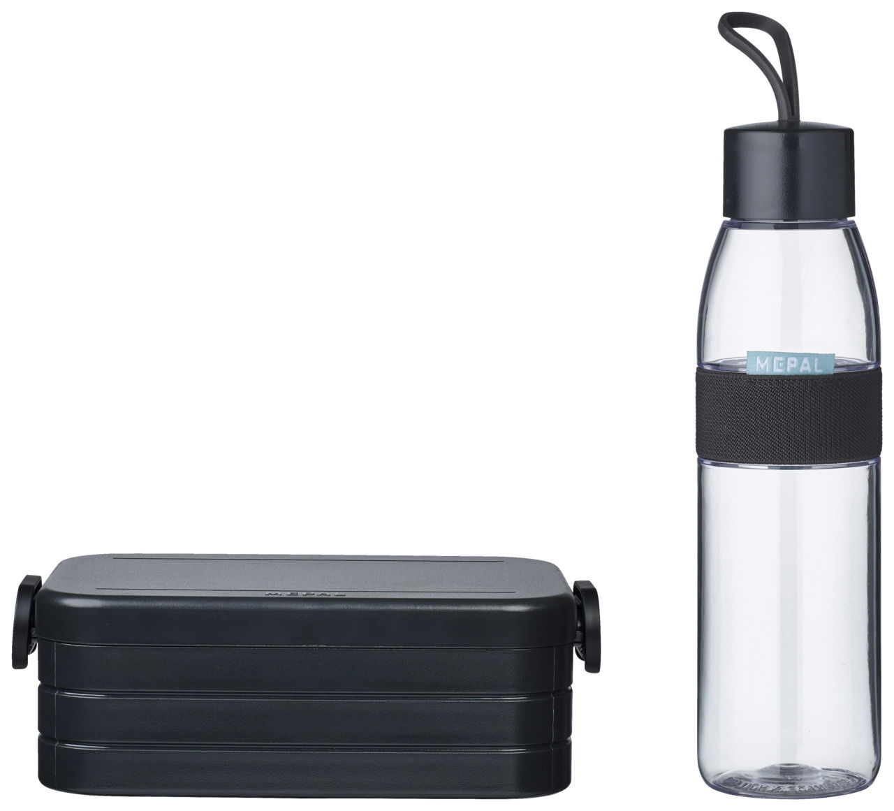 Schwarzes Lunch-Set bestehend aus einer rechteckigen Brotdose und einer transparenten Trinkflasche mit schwarzem Deckel und Griff, seitliche Perspektive.