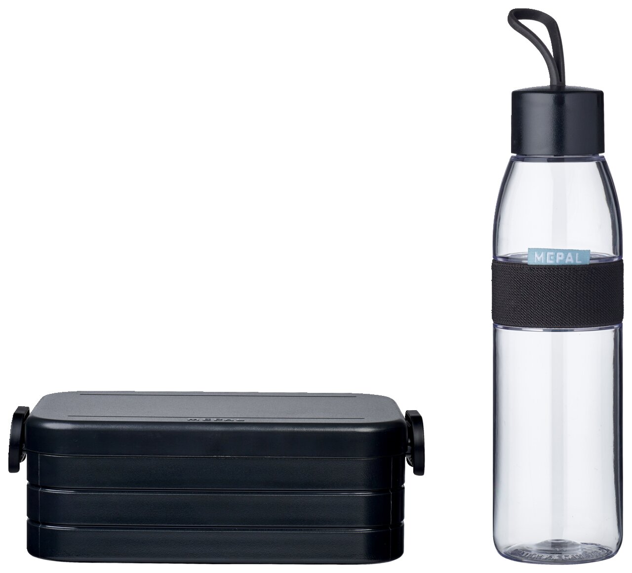 Schwarzes Lunch-Set bestehend aus einer rechteckigen Brotdose und einer transparenten Trinkflasche mit schwarzem Deckel und Griff, seitliche Perspektive.