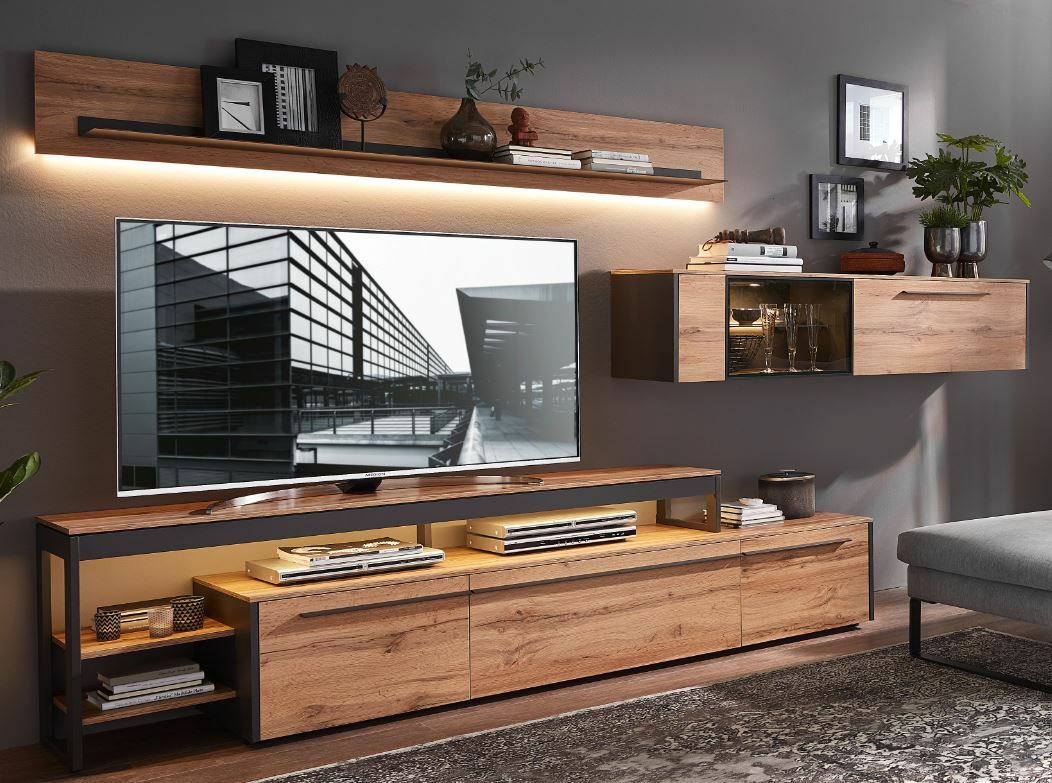Moderne Wohnwand in Holzoptik mit TV, Regalen und Schränken, seitliche Perspektive