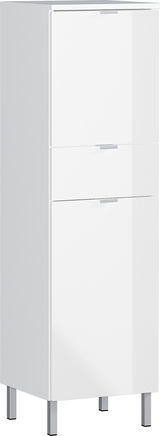 Weißer, moderner Schrank mit drei Türen, auf vier Metallfüßen stehend, aus einer leicht seitlichen Perspektive fotografiert.