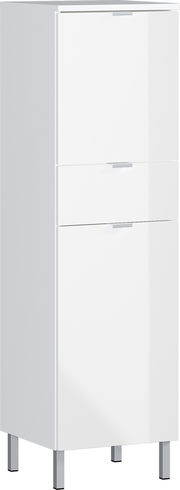 Weißer, moderner Schrank mit drei Türen, auf vier Metallfüßen stehend, aus einer leicht seitlichen Perspektive fotografiert.