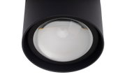 Nahaufnahme eines LED-Spotkopfs in schwarzem Gehäuse, von unten betrachtet.