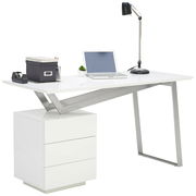 Moderner Schreibtisch mit weißer Tischplatte, integriertem Schubladenschrank und Metallbeinen, seitliche Perspektive.