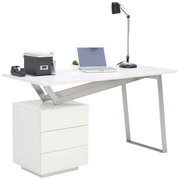 Moderner Schreibtisch mit weißer Tischplatte, integriertem Schubladenschrank und Metallbeinen, seitliche Perspektive.