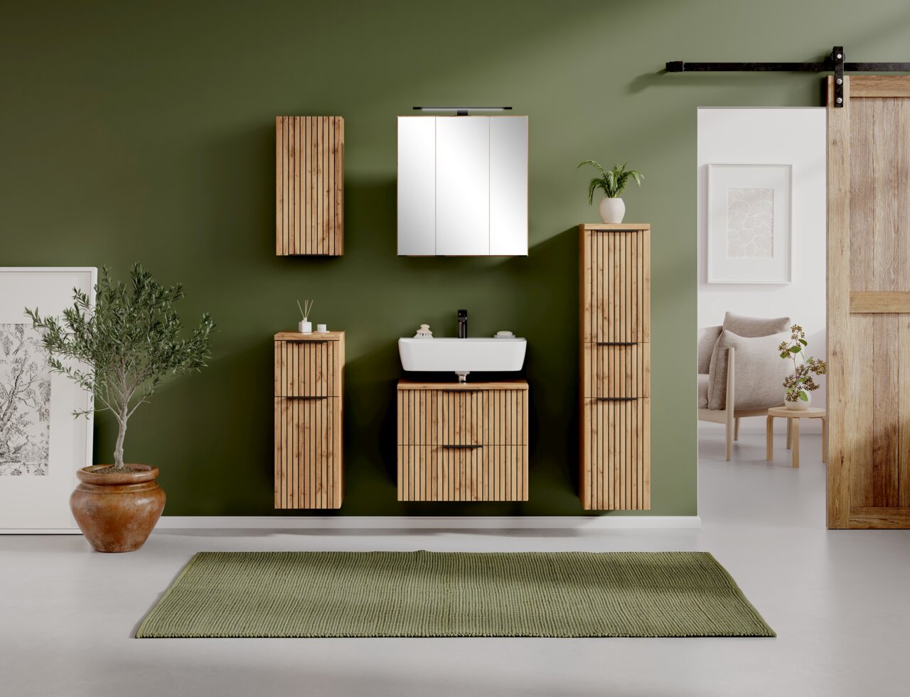 Moderner Waschbeckenunterschrank aus Holz mit vertikalen Lamellen, frontal fotografiert, in einem stilvoll eingerichteten Badezimmer mit grüner Wand.