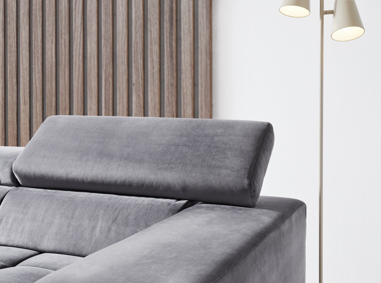 Graues Ecksofa mit verstellbarer Kopfstütze, seitliche Perspektive