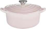 Runder Le Creuset Schmortopf aus emailliertem Gusseisen in zartem Rosa mit Deckel und Edelstahlknauf, Frontansicht leicht von oben