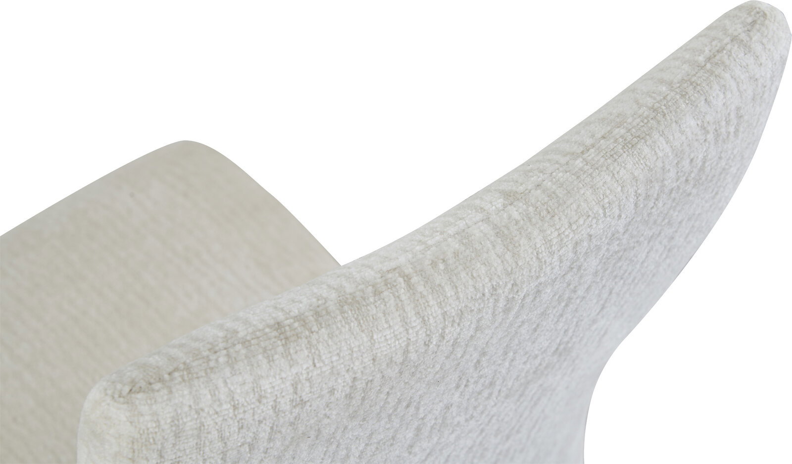 Nahaufnahme eines hellbeigen, gepolsterten Sessels mit geschwungener Rückenlehne und strukturierter Stoffoberfläche, schräg von hinten/seitlich fotografiert vor weißem Hintergrund.