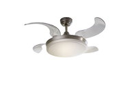 Moderner Deckenventilator Thunderstorm mit transparenten Flügeln, von unten betrachtet, in einem stilvollen Raum mit Pflanzen und Blick auf den Himmel.