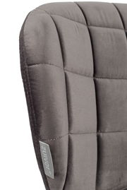 Nahaufnahme der gepolsterten Rückenlehne eines grauen Stuhls mit quadratischem Steppmuster, seitliche Perspektive