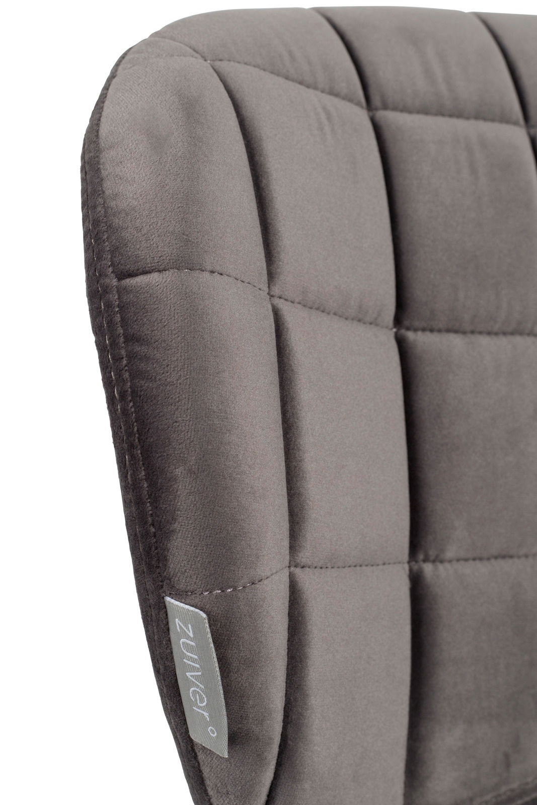 Nahaufnahme der gepolsterten Rückenlehne eines grauen Stuhls mit quadratischem Steppmuster, seitliche Perspektive