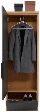 Hänge-Spiegelgarderobenschrank mit geöffneter Tür, zeigt einen grauen Mantel auf einem Kleiderbügel, zwei Aufbewahrungsboxen oben und ein Schuhregal unten. Frontalansicht.