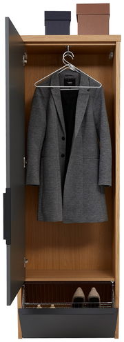 Hänge-Spiegelgarderobenschrank mit geöffneter Tür, zeigt einen grauen Mantel auf einem Kleiderbügel, zwei Aufbewahrungsboxen oben und ein Schuhregal unten. Frontalansicht.