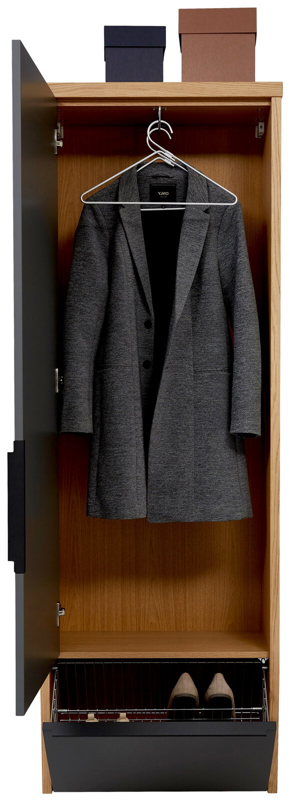 Hänge-Spiegelgarderobenschrank mit geöffneter Tür, zeigt einen grauen Mantel auf einem Kleiderbügel, zwei Aufbewahrungsboxen oben und ein Schuhregal unten. Frontalansicht.