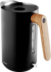 Zwarte elektrische waterkoker met houten handgreep, RVS rand en waterniveauvenster, schuin van voren rechts gefotografeerd