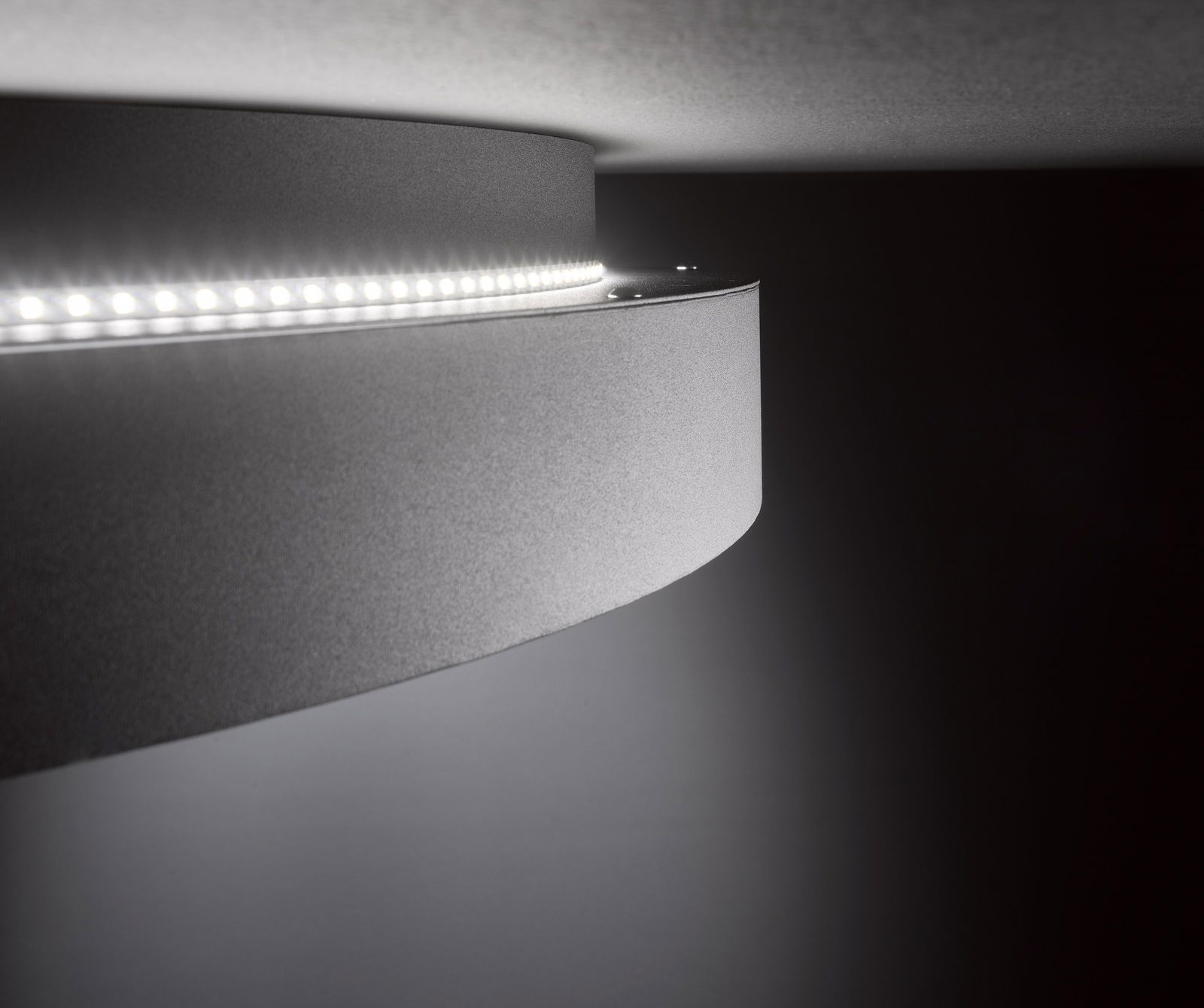 Moderne Deckenleuchte SHAY von WOFI mit LED-Lichtband, seitliche Perspektive