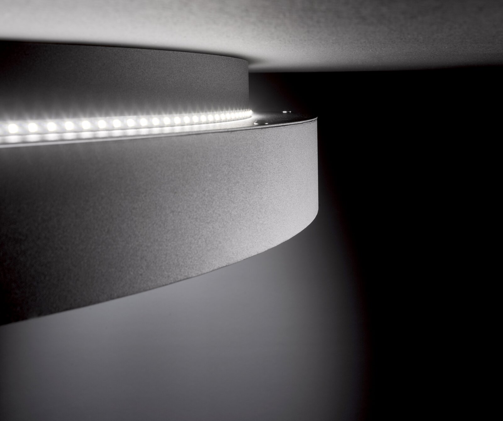 Moderne Deckenleuchte SHAY von WOFI mit LED-Lichtband, seitliche Perspektive