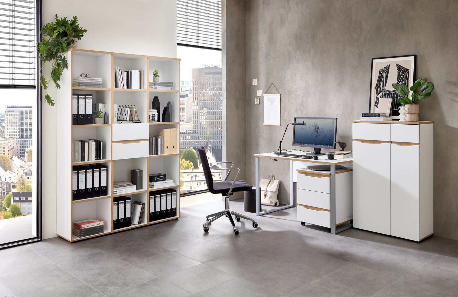 Moderne Büroumgebung mit einem Schreibtisch, einem Rollcontainer, einem Aktenschrank und einem Regalschrank. Perspektive von vorne.