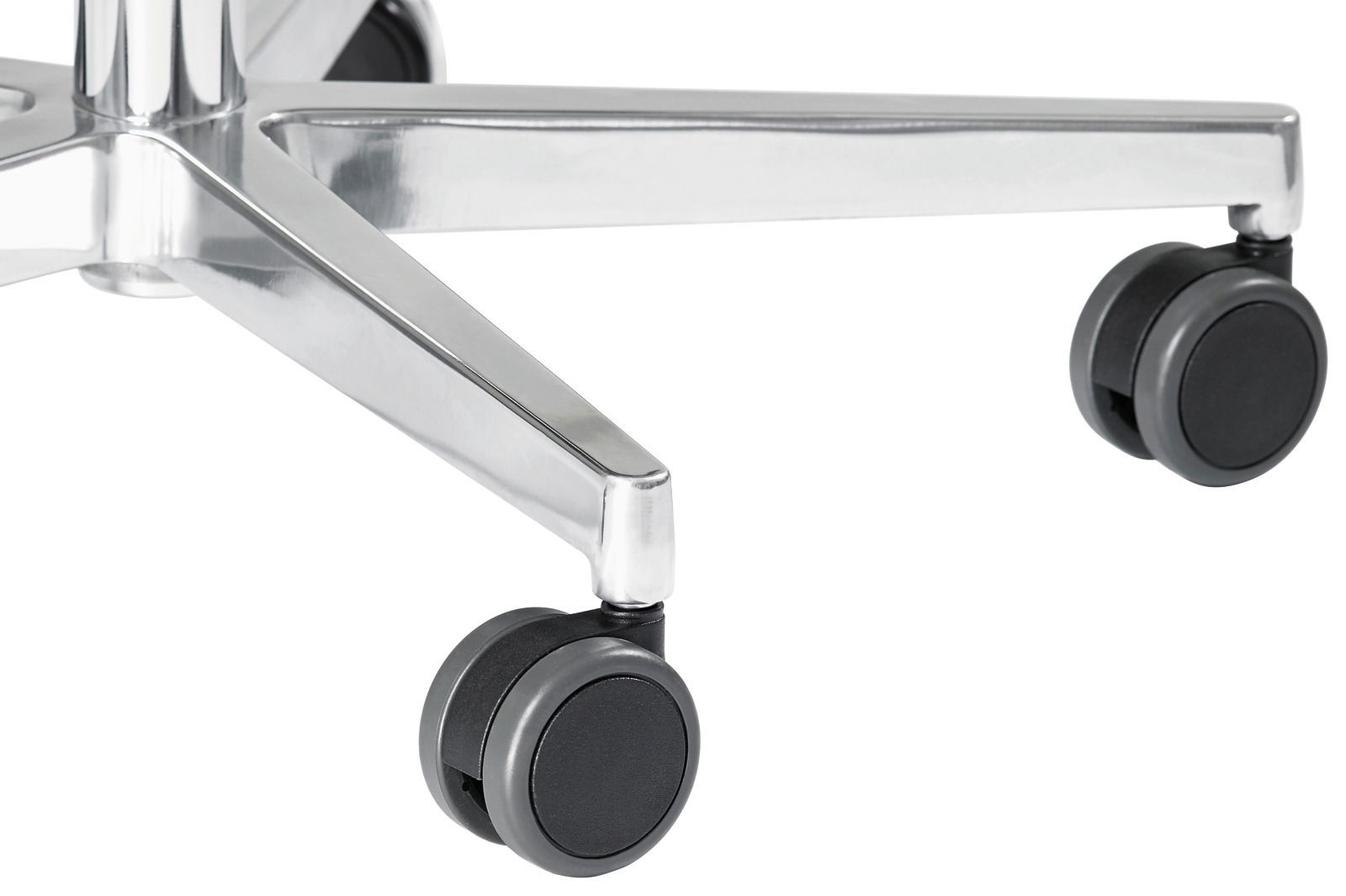 Nahaufnahme von Hartbodenrollen an einem verchromten Stuhlgestell, seitliche Perspektive