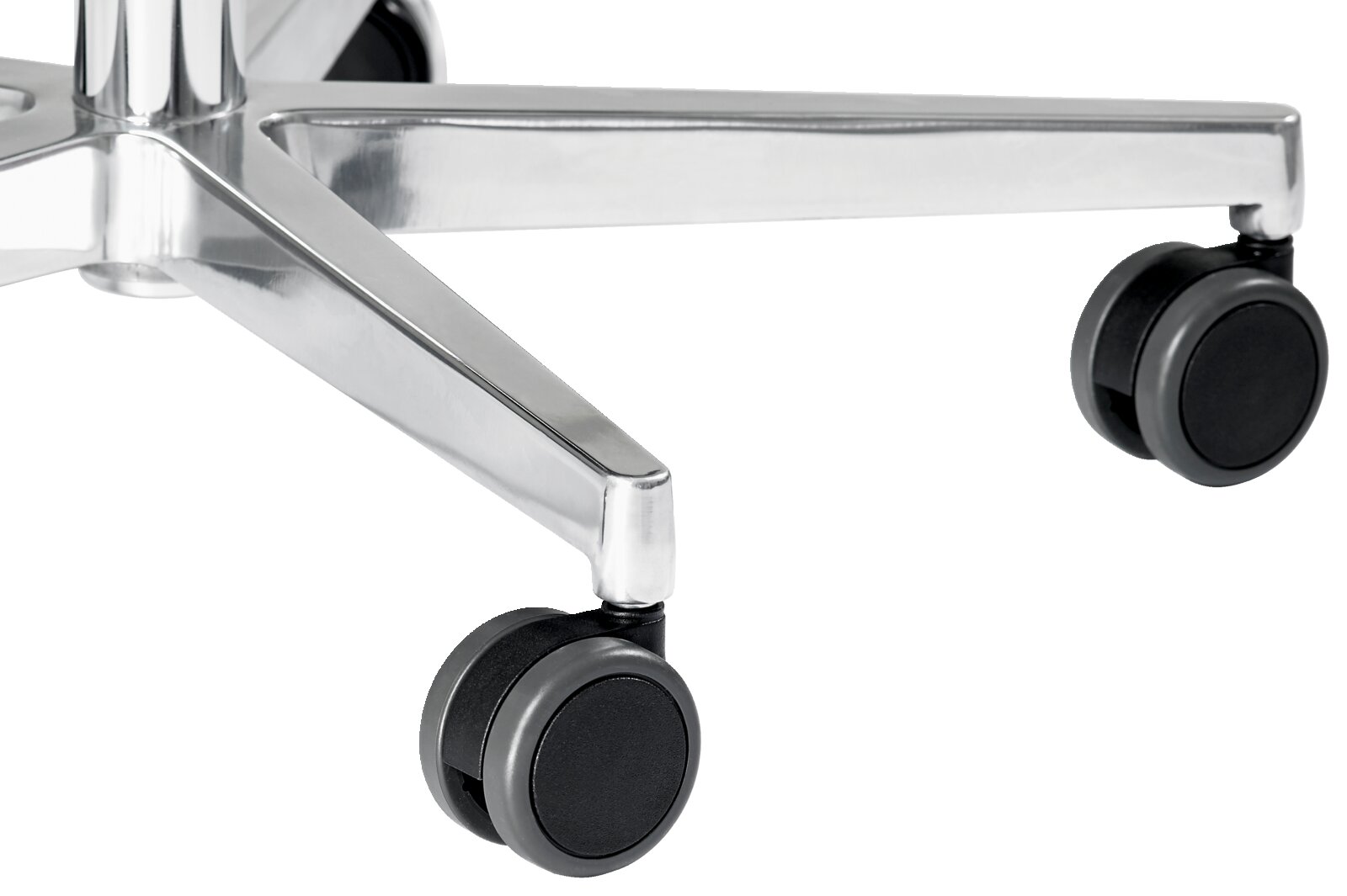 Nahaufnahme von Hartbodenrollen an einem verchromten Stuhlgestell, seitliche Perspektive