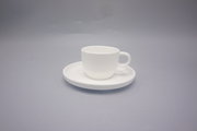 Weiße Espressotasse mit Untertasse aus Porzellan, seitliche Perspektive