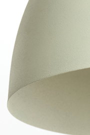 Nahaufnahme einer Hängeleuchte mit glatter, matter Oberfläche in hellem Grau, seitliche Perspektive.