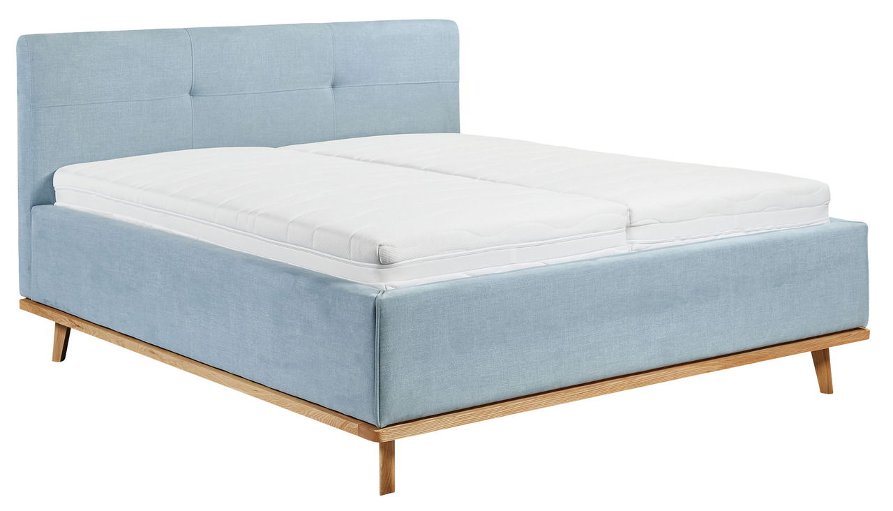 Polsterbett in hellblauem Stoff mit Holzfüßen, seitliche Perspektive