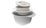 Rührschüsselset in Grau, bestehend aus ineinander gestapelten Schüsseln mit Deckeln, seitliche Perspektive