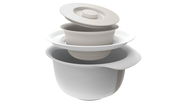 Rührschüsselset in Grau, bestehend aus ineinander gestapelten Schüsseln mit Deckeln, seitliche Perspektive