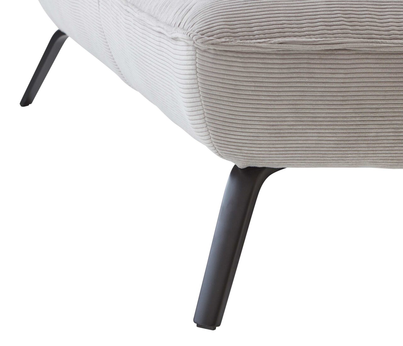 Moderano Longchairkombination BETA Nahaufnahme eines Longchairs mit hellgrauem, geripptem Stoffbezug und schwarzen Metallbeinen, seitliche Perspektive.
