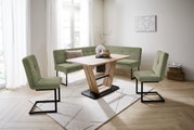 Moderne Esszimmer-Eckbankgruppe mit grünem Stoffbezug und Holztisch in einem hellen Raum, seitliche Perspektive.