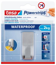 Verpackung des tesa Powerstrips Waterproof selbstklebenden Hakens, geeignet für bis zu 2 kg, in Frontalansicht.