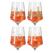 Vier elegante Gläser mit sommerlichen Motiven und orangefarbenem Getränk, von vorne betrachtet.