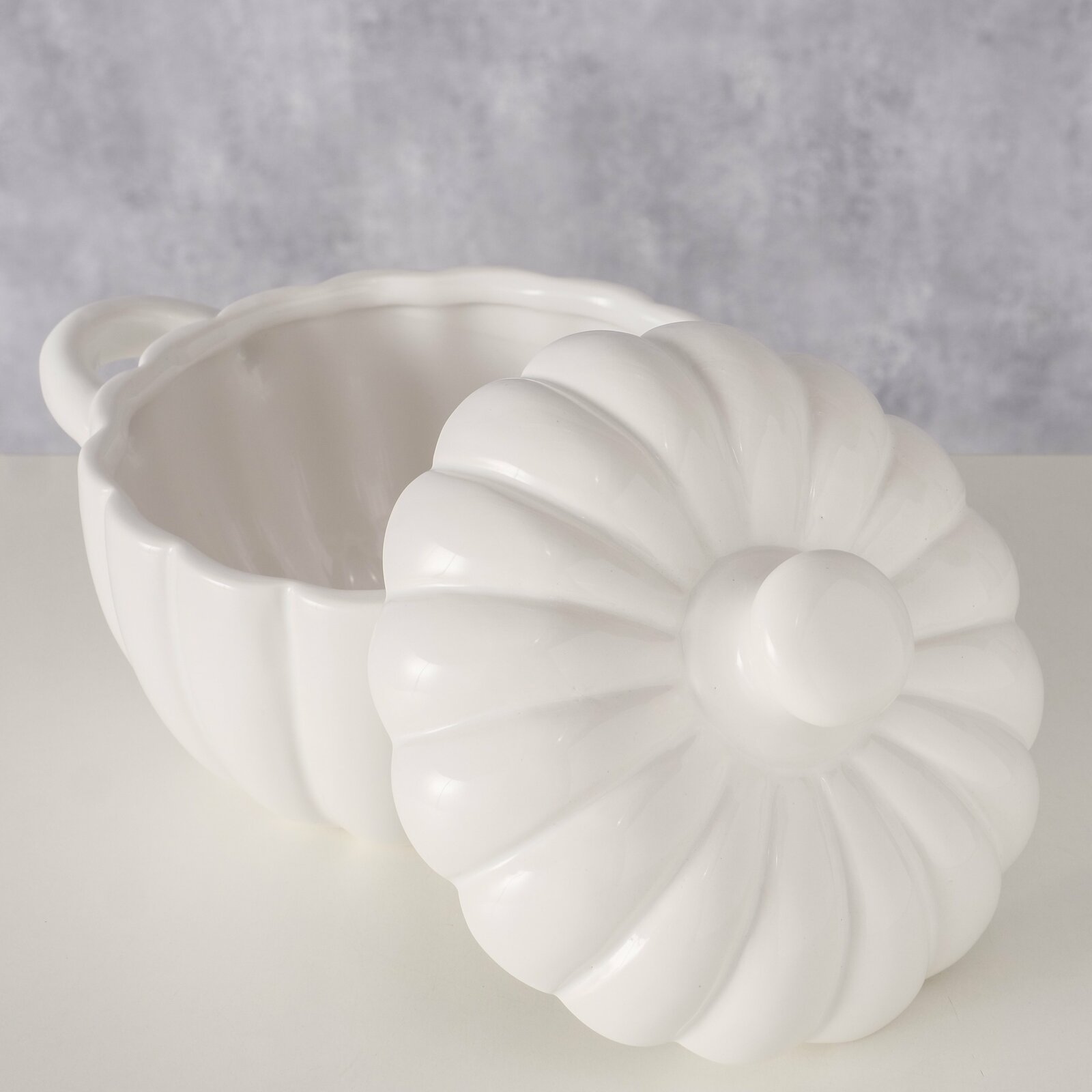 Weiße, runde Auflaufform mit Deckel in Kürbisform, seitliche Perspektive