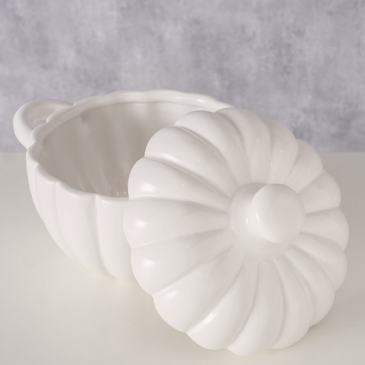 Weiße, runde Auflaufform mit Deckel in Kürbisform, seitliche Perspektive