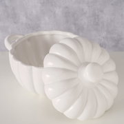 Weiße, runde Auflaufform mit Deckel in Kürbisform, seitliche Perspektive