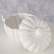 Weiße, runde Auflaufform mit Deckel in Kürbisform, seitliche Perspektive