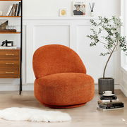 Moderner, orangefarbener Sessel in einem stilvoll eingerichteten Raum, seitliche Perspektive.