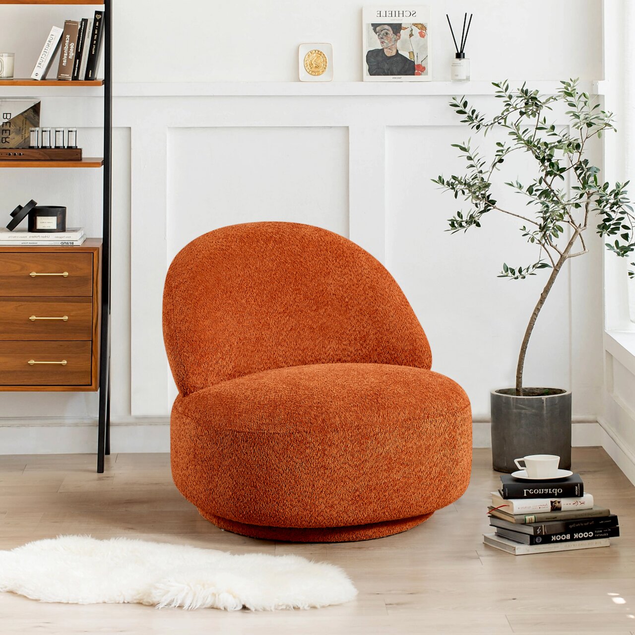 Z2 Fauteuil JANINA Moderne, oranje fauteuil in een stijlvol ingerichte kamer, gezien vanuit de zijkant.