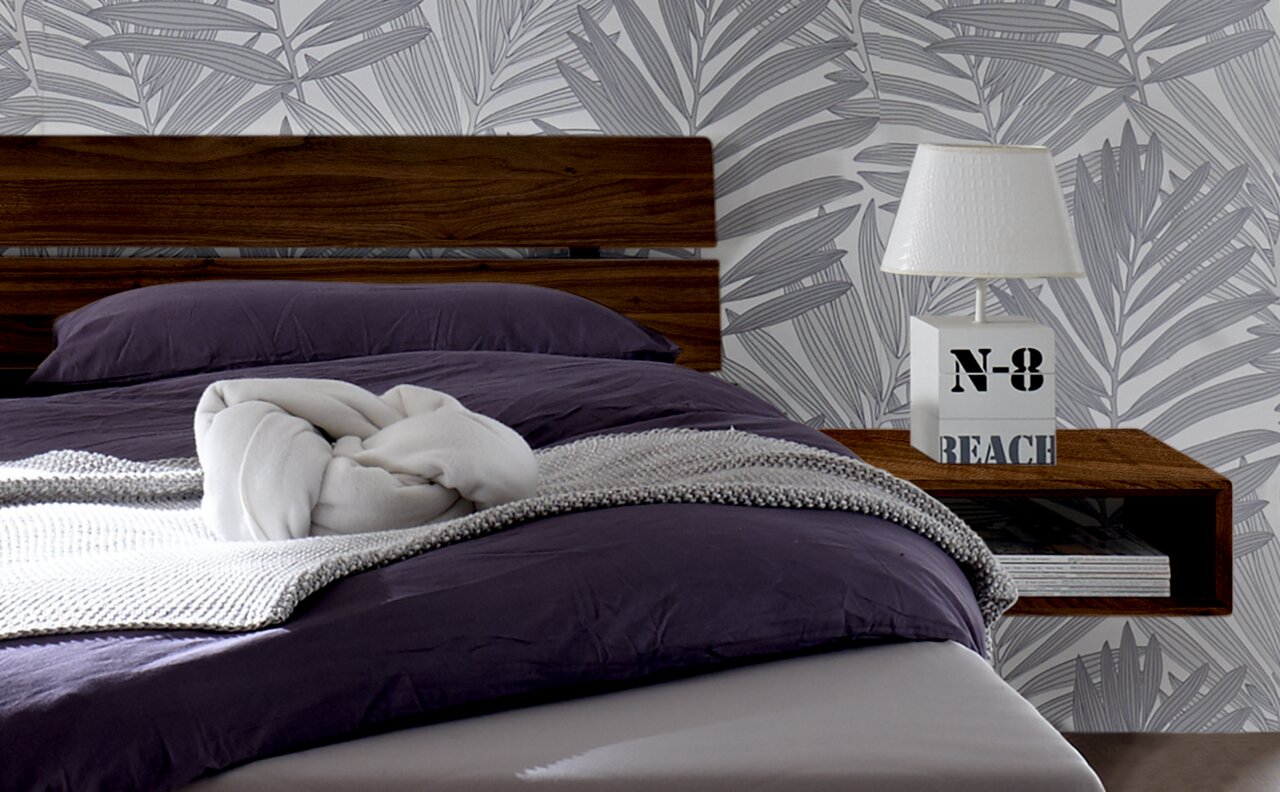 Holz- und Metallkopfteil in einem modernen Schlafzimmer, seitliche Perspektive