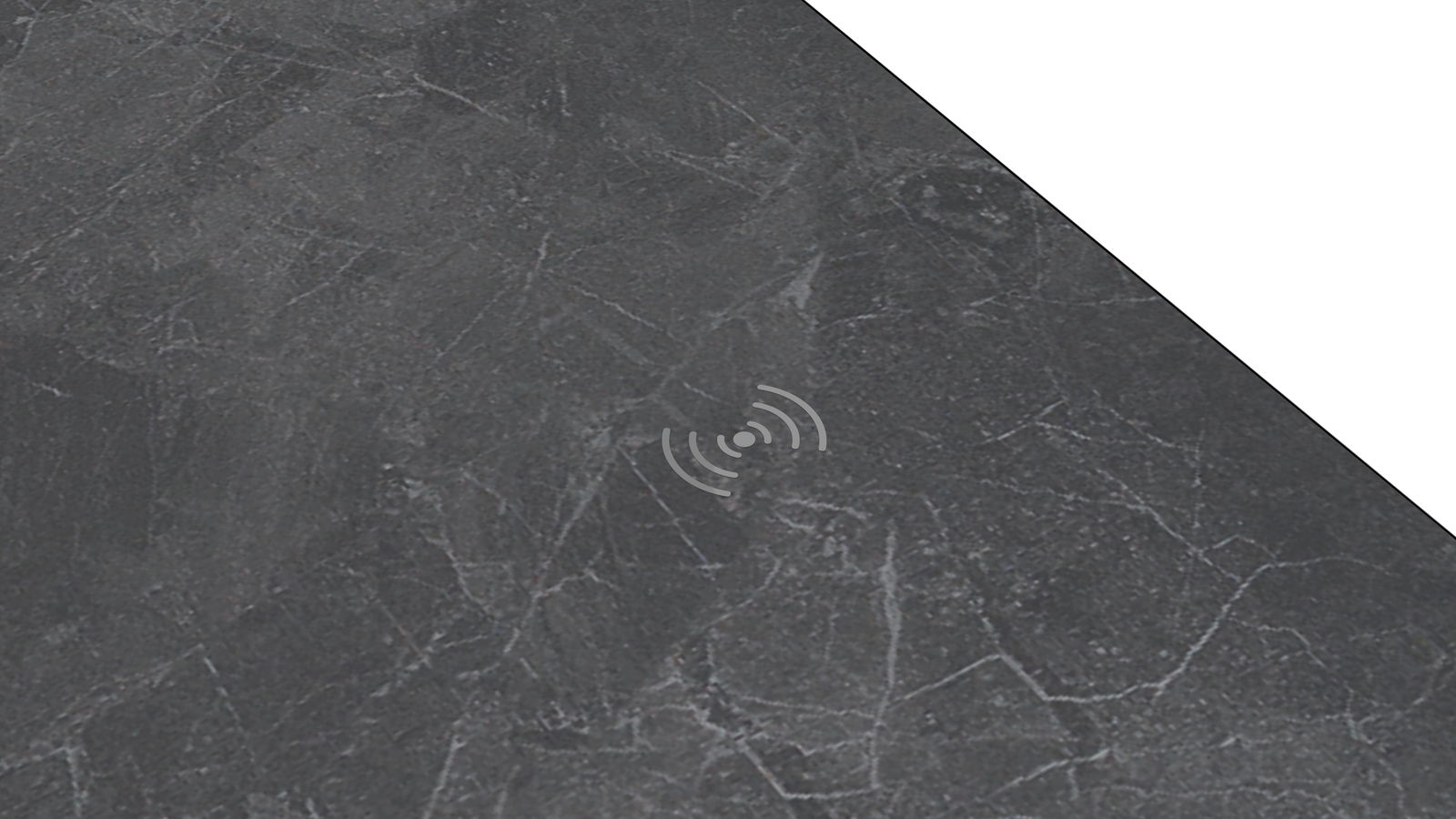 Draufsicht auf eine dunkle Tischplatte mit Marmoroptik und einem Symbol für kabelloses Laden.