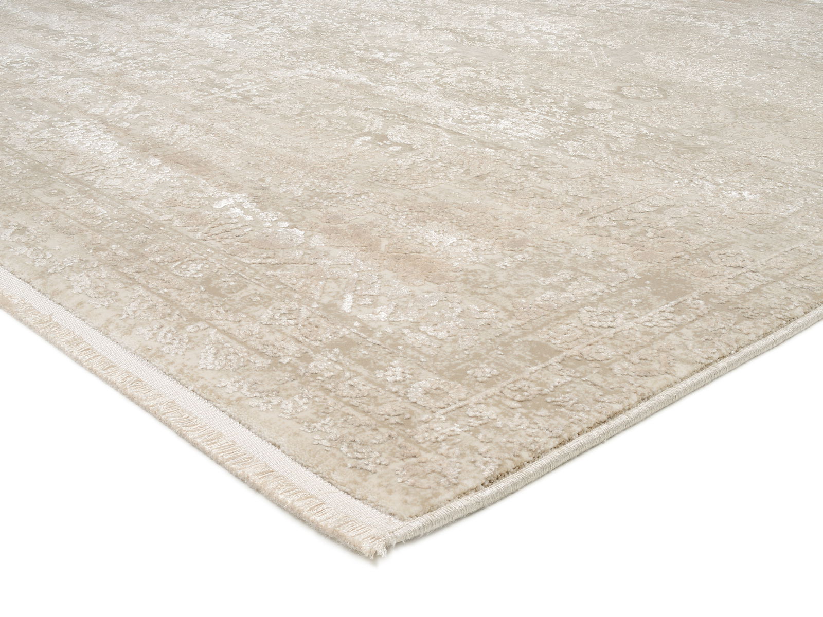 Beige Designer Teppich mit subtilen Mustern, perspektivisch von der Seite fotografiert.