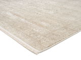 Beige Designer Teppich mit subtilen Mustern, perspektivisch von der Seite fotografiert.
