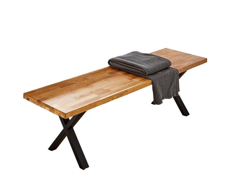 Holzbank mit schwarzem Metallgestell, darauf liegt eine graue Decke, seitliche Perspektive