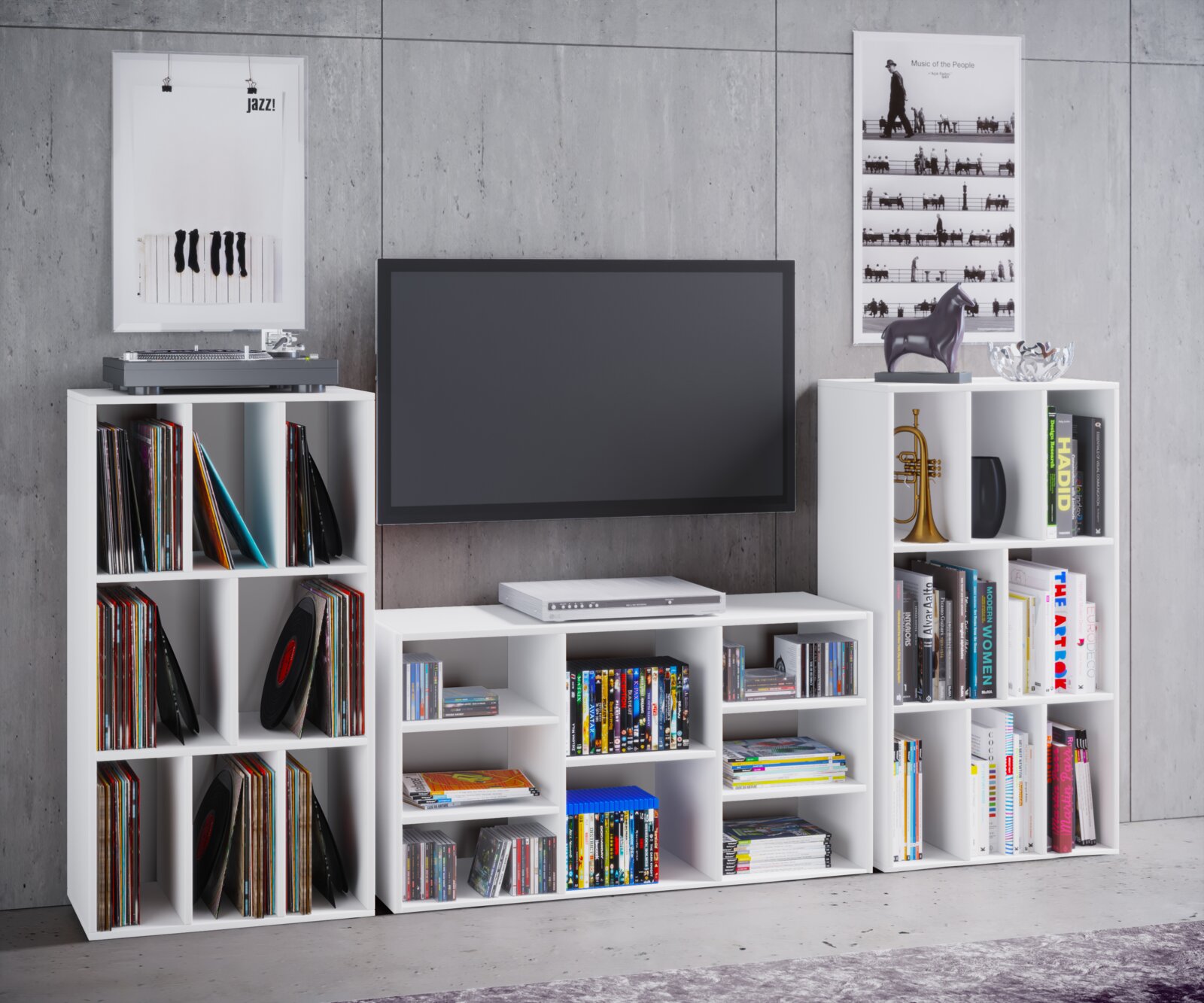 Frontale Ansicht einer modernen weißen TV-Wohnwand mit Regalen für Schallplatten, Bücher und DVDs, TV-Mittelteil und Dekoration vor grauer Betonwand.