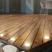 Eingelassene Edelstahl-Deckleuchten auf einer Holzterrasse, Perspektive von schräg oben