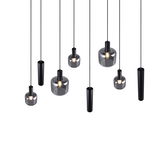 Moderne Pendelleuchte mit mehreren schwarzen und transparenten Lampenschirmen, von unten betrachtet.