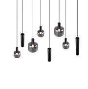 Moderne Pendelleuchte mit mehreren schwarzen und transparenten Lampenschirmen, von unten betrachtet.