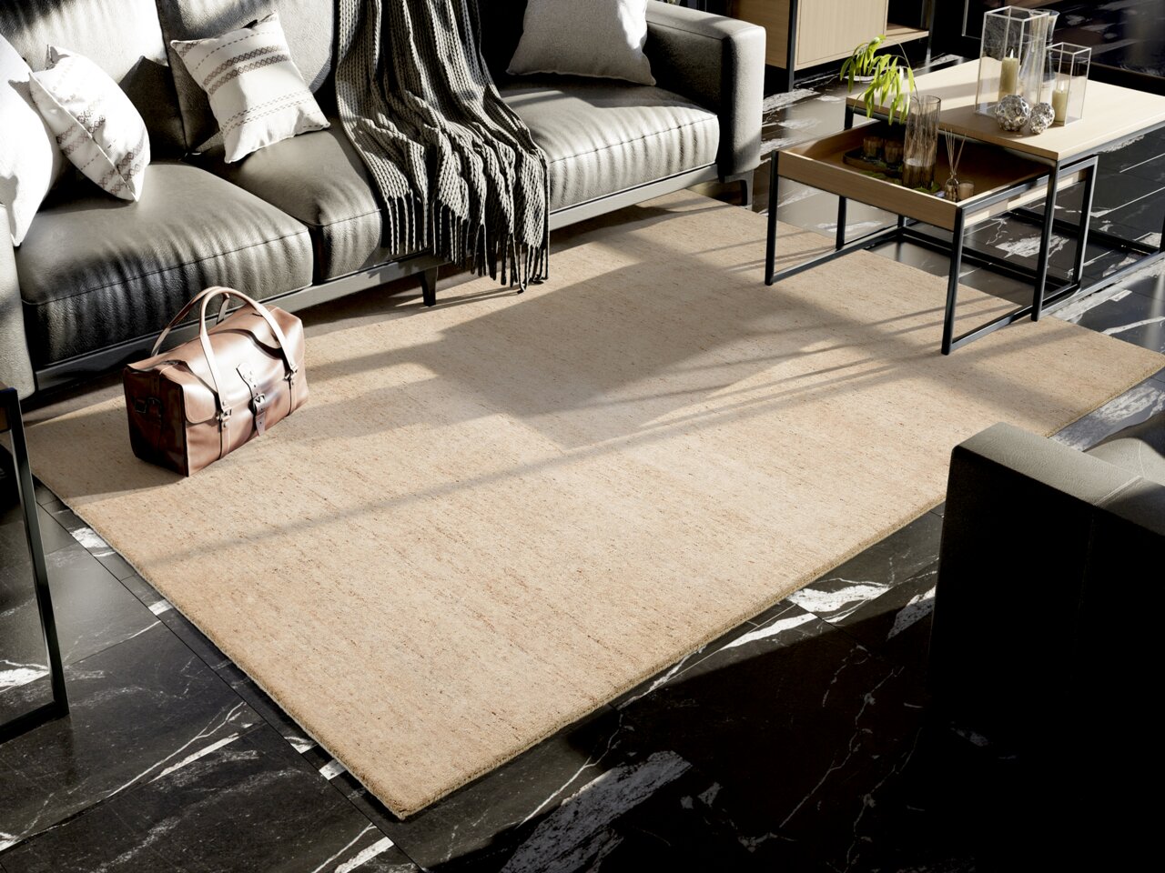 OCI Wollteppich ESEMPIO UNI MELANGE Beige Wollteppich in einem modernen Wohnzimmer, fotografiert aus der Vogelperspektive, mit einem Ledersofa, einem Couchtisch und einer Reisetasche.
